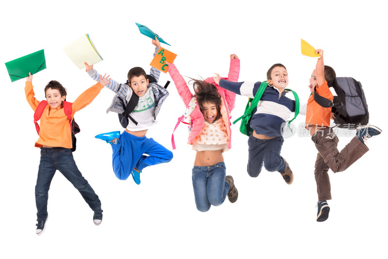背着书包跳跃的孩子们