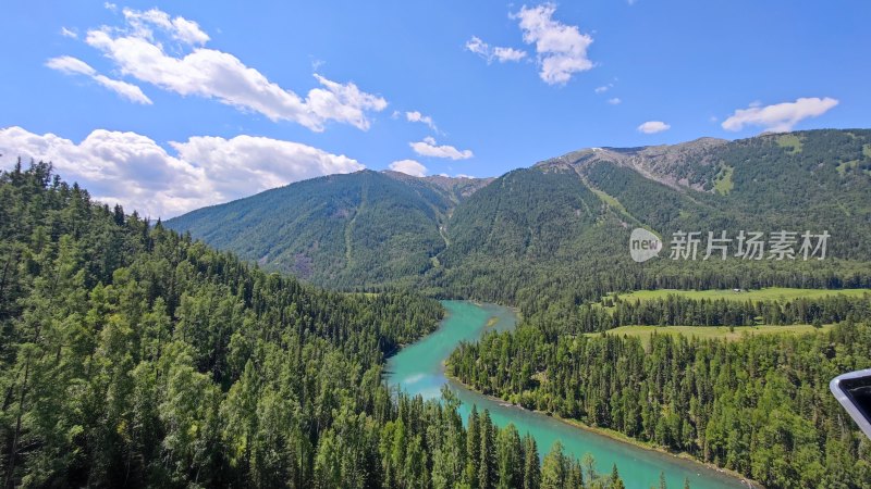 山林间碧绿河流的自然风光景象