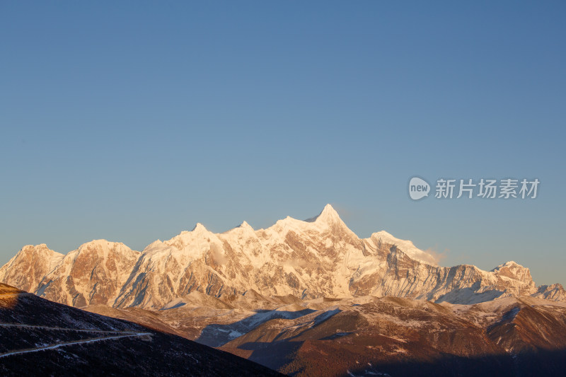 西藏林芝雪景南迦巴瓦峰日照金山雪山夕阳