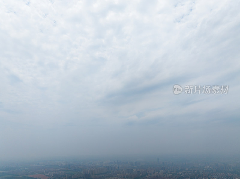 大雾弥漫下的浙江省海宁现代城市风光