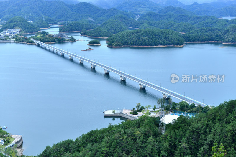 天屿山顶俯视千岛湖大桥，千岛湖自然风光