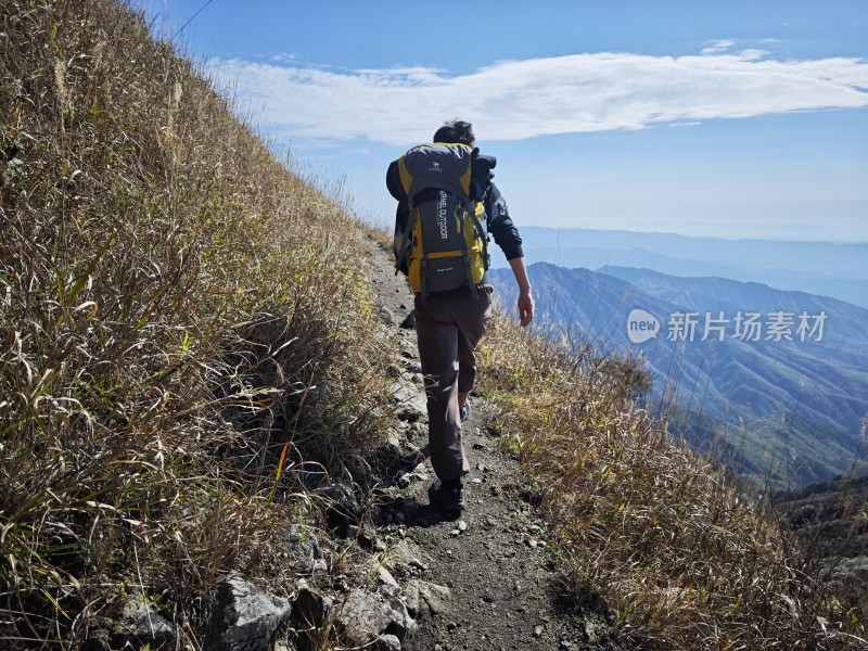 武功山的徒步者