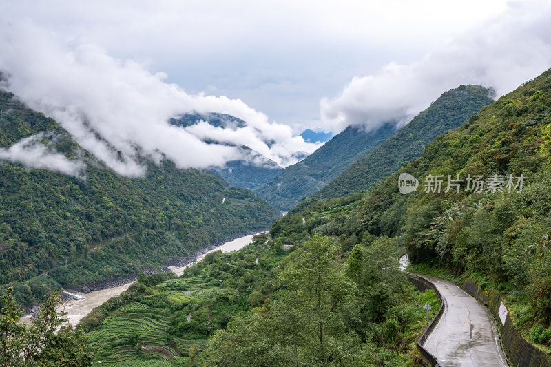 西藏林芝墨脱县莲花圣地云雾缭绕的峡谷河流