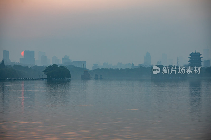 济南大明湖风景区雾色日出景点景观城市风光