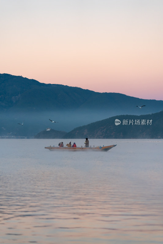 泸沽湖晨雾中的猪槽船