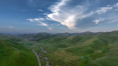 绿色草原公路航拍