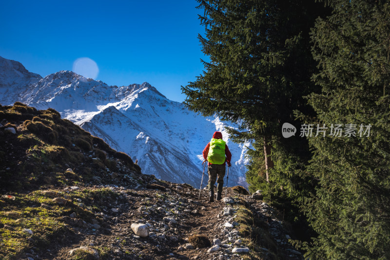 雪山脚下徒步旅行