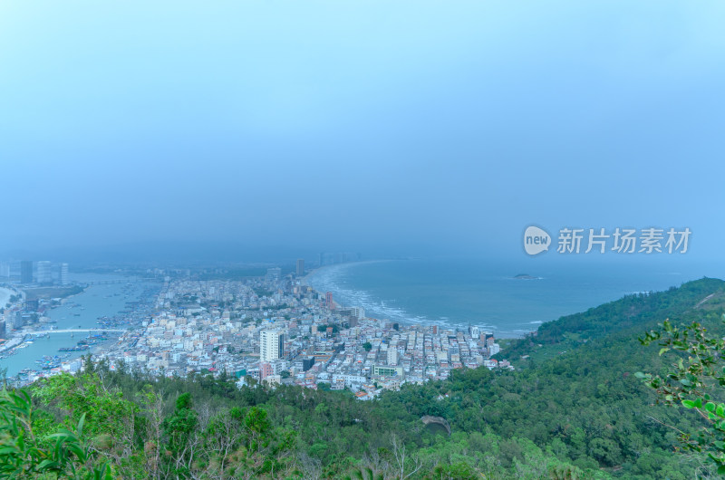 惠州山顶观景台俯瞰双月湾滨海城镇全景风光