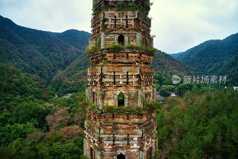 群山环绕的古塔