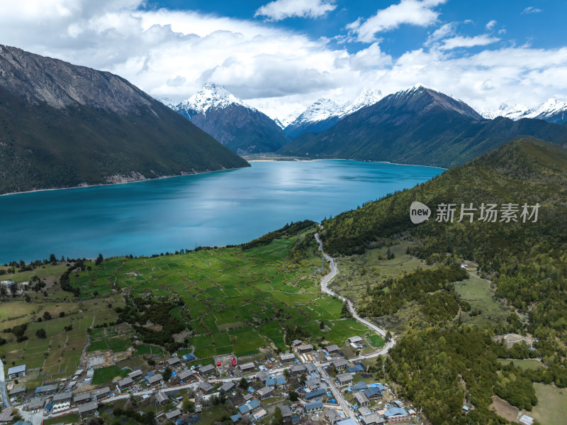 西藏林芝地区巴松错村庄神湖春色高空航拍