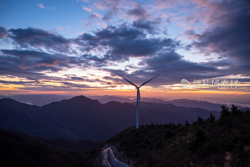 山间日落时分的风力发电机