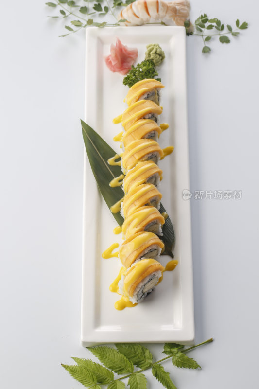 精美餐具装的芒果香蕉手卷寿司