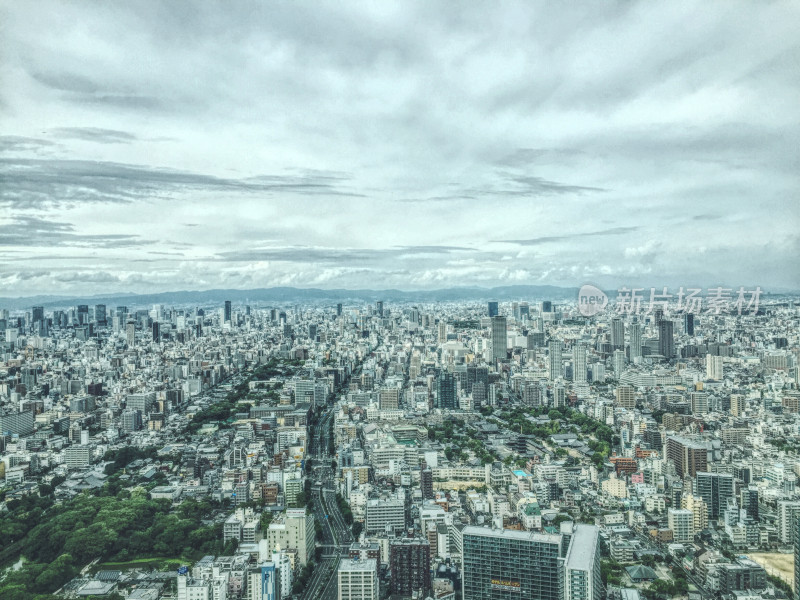 俯瞰城市建筑群全景