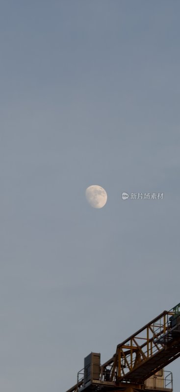 天空中的月亮与建筑结构
