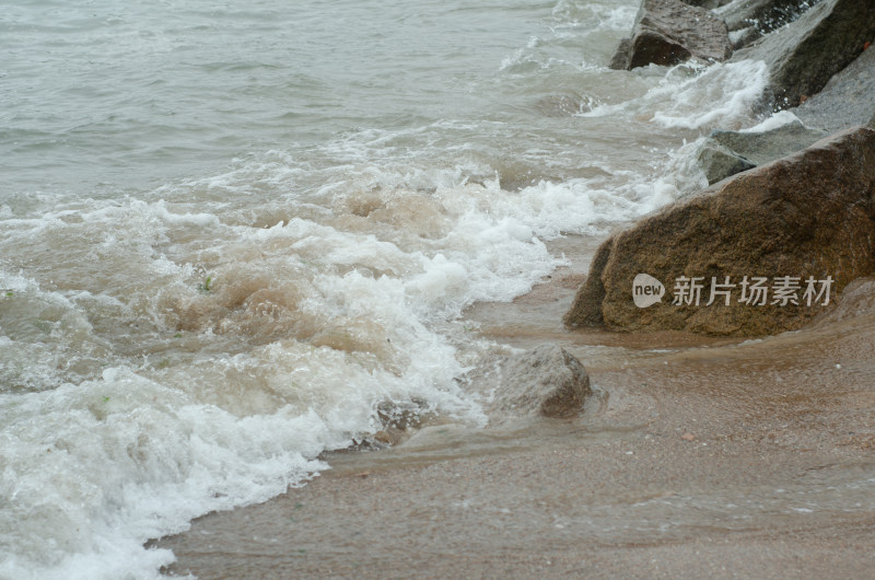 浑浊的海水泛起白色的泡沫