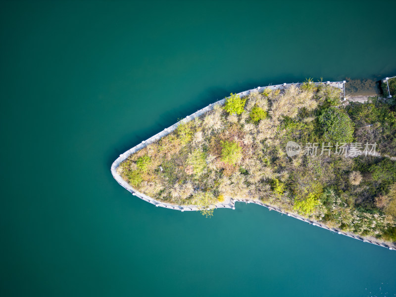 山清水秀绿色植物航拍图