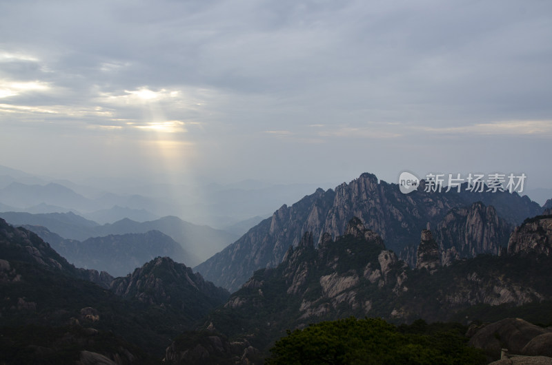 黄山 云隙光辉的山峦 群山日出 峰峦叠嶂