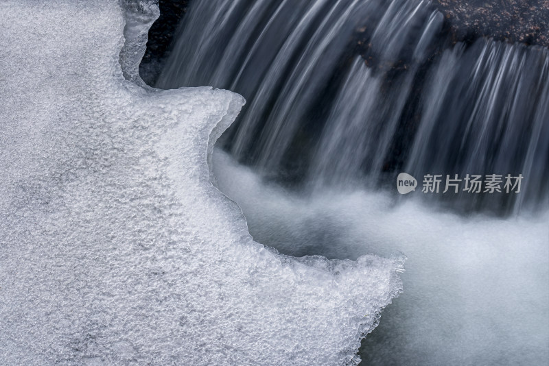 春天冰雪融化小河流水