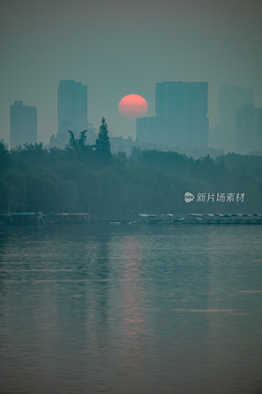 济南大明湖风景区雾色日出景点景观城市风光