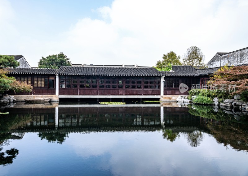 苏州艺圃中式庭院池塘倒影景观