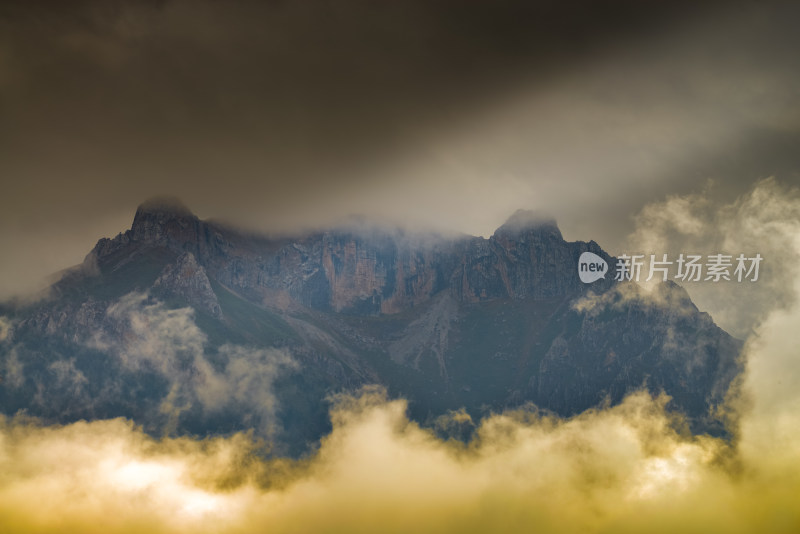 云雾中的森林山峰虎头山