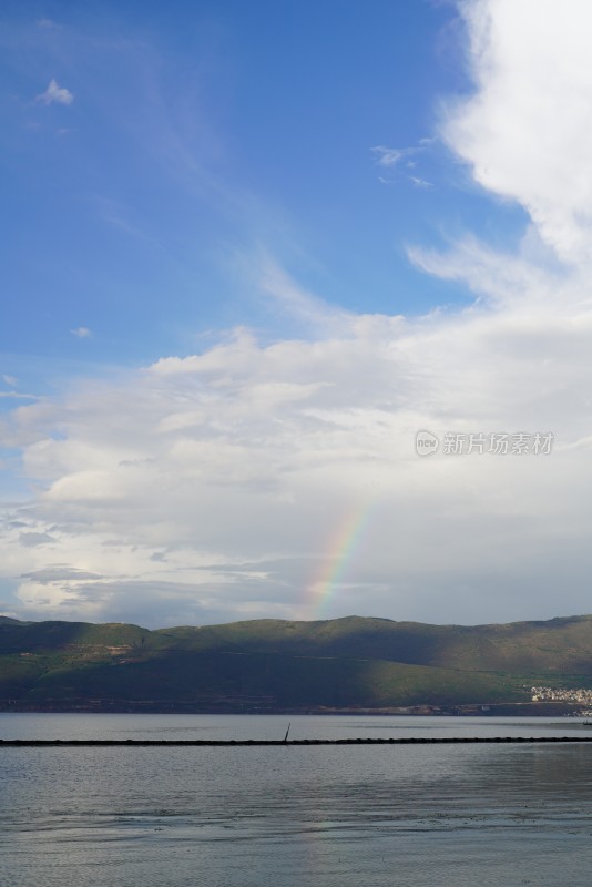 天空彩虹下的山水风光