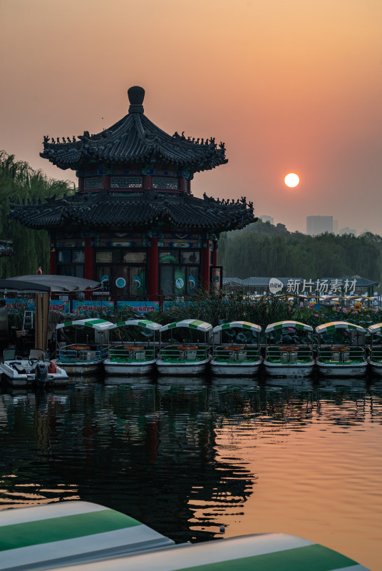 济南大明湖风景区雾色日出景点景观城市风光