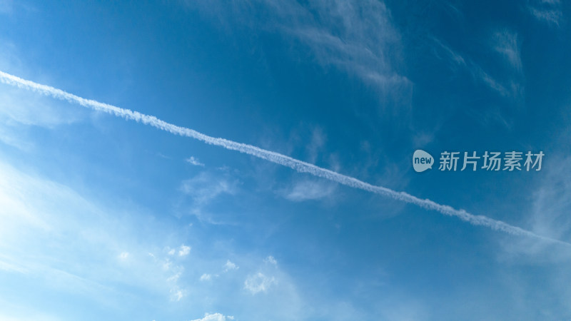 天空中飞机飞过后留下的白线