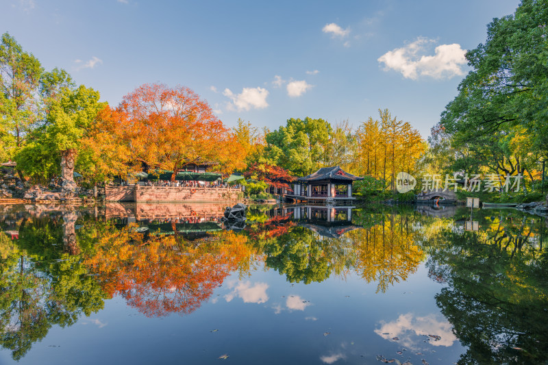 湖州莲花庄园林秋天湖泊枫叶景观