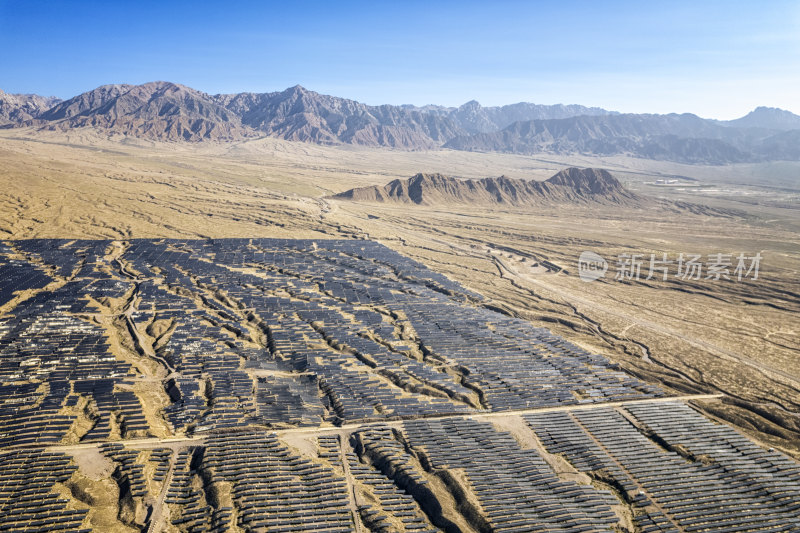 戈壁滩上依山而建的光伏太阳能板