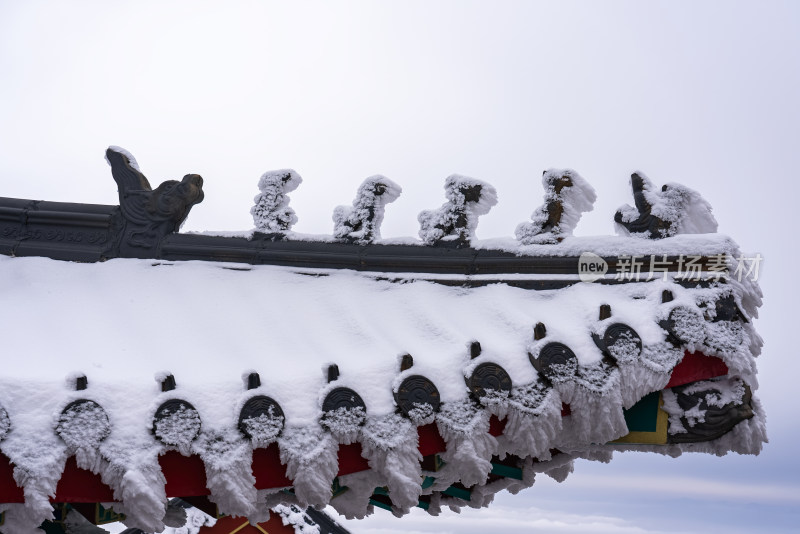 古建筑房檐大雪冰冻