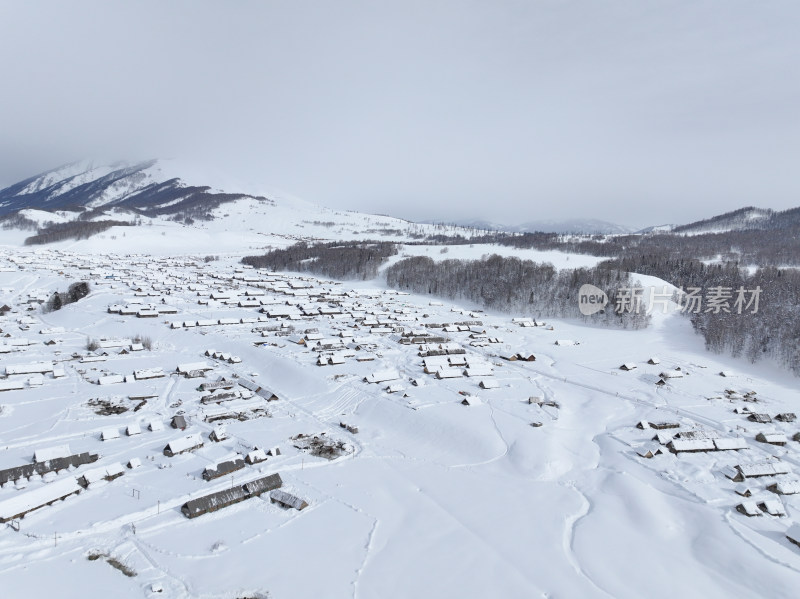 中国新疆阿勒泰禾木冬季雪景白雪覆盖的禾木