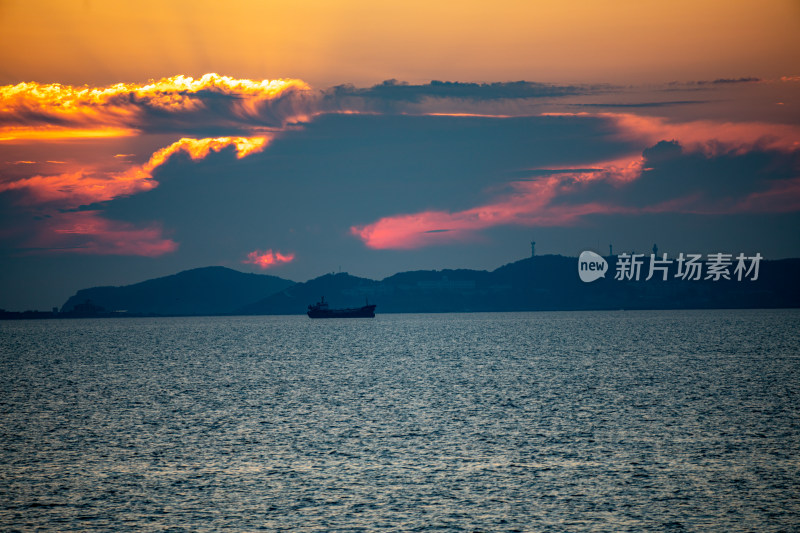 山东烟台东山栈桥海上日出海天相接一色景观