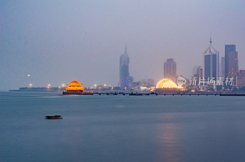 中国青岛远眺栈桥回澜阁夜景