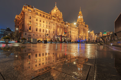 上海外滩海关大楼雨夜万国建筑群倒影