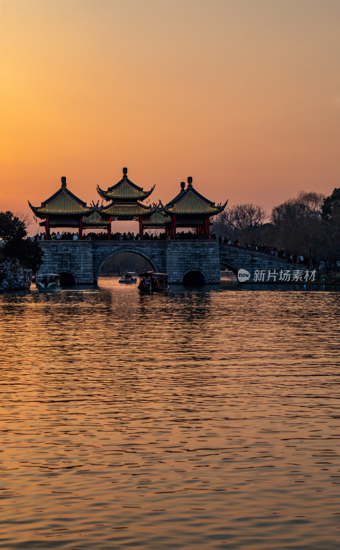 廋西湖五亭桥中式古桥与亭台楼阁黄昏景致