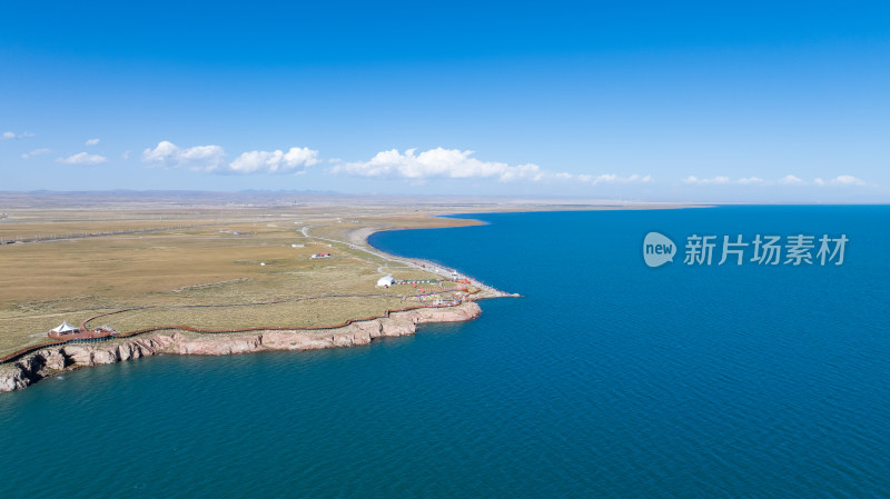 青海湖断崖景区高原圣湖蓝天白云深蓝色湖水