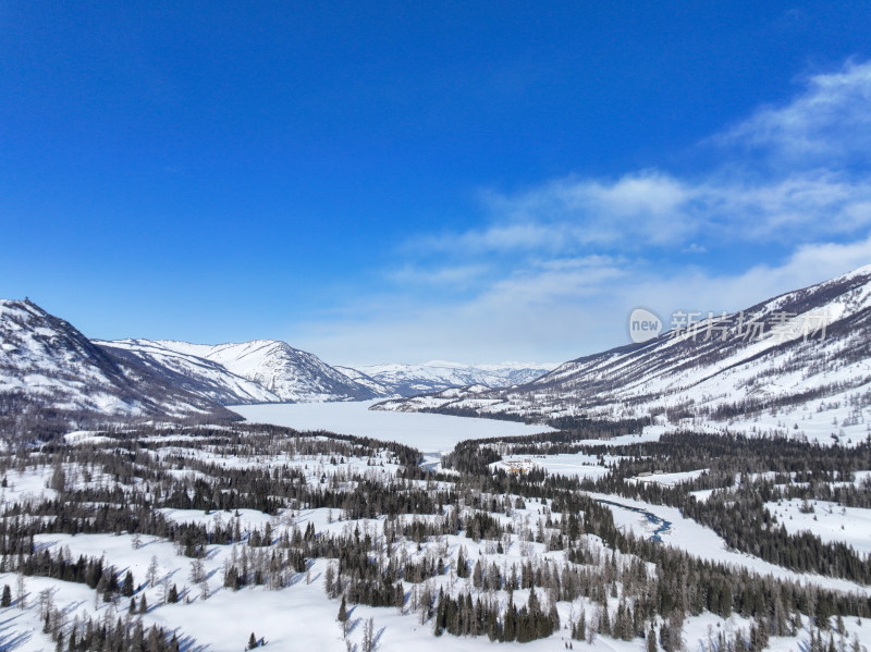 新疆阿勒泰喀纳斯雪景神仙湾晨雾雪山森林