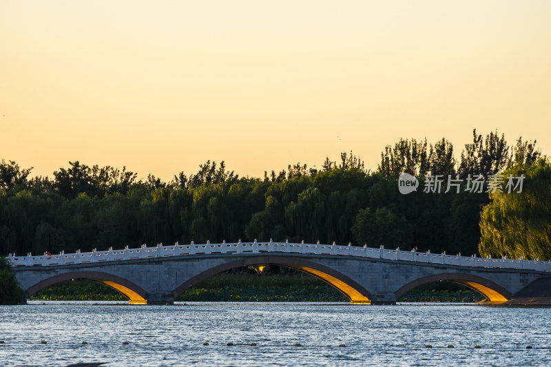 夕阳下的水上石桥美景