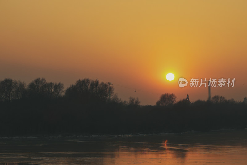 夕阳下的树木与水面美景