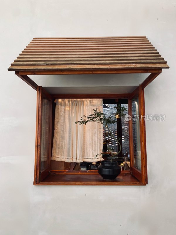 带木质屋檐的窗户及盆栽