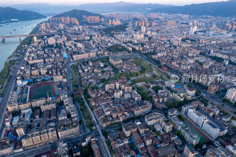 广东肇庆城市清晨航拍摄影图