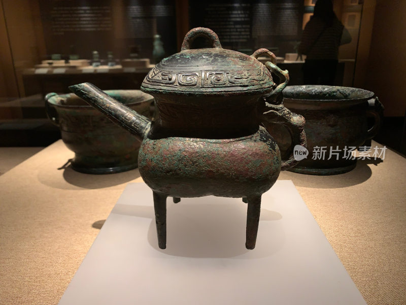 博物馆内古代青铜器具展示