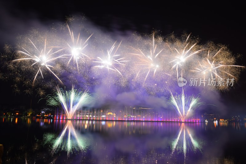 长沙浏阳烟花湖面夜景烟花绽放倒影