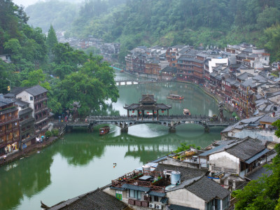 雨天烟雨朦胧的凤凰古城