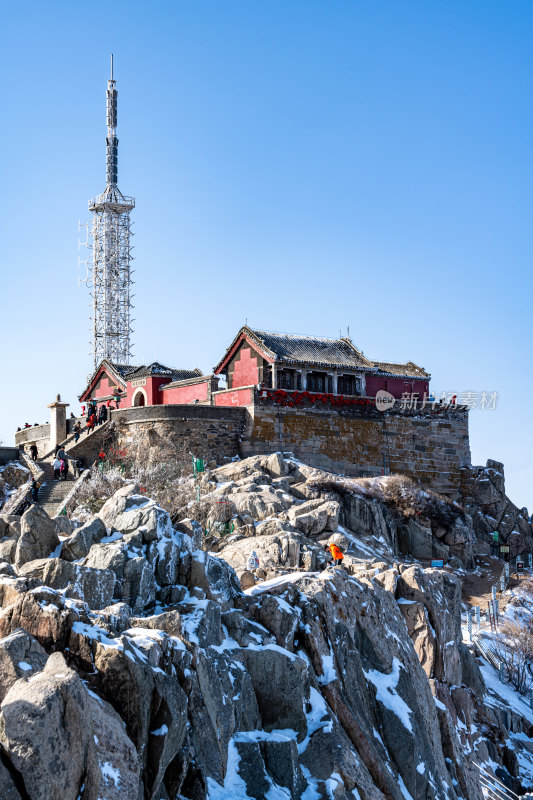 春雪后的泰安泰山风景区自然风光景点景观