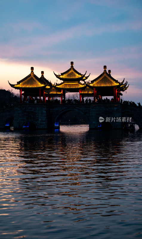 廋西湖五亭桥中式古桥与亭台楼阁黄昏景致
