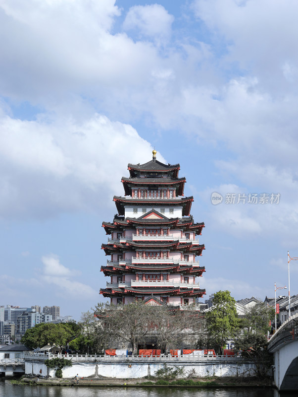 蓝天白云下的一座古建筑高塔