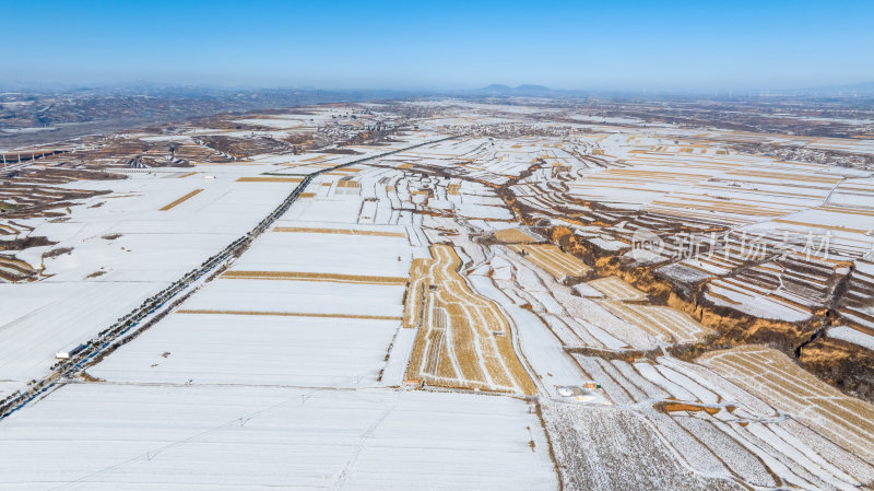 梯田航拍全景自然风景冬天下雪地形地理