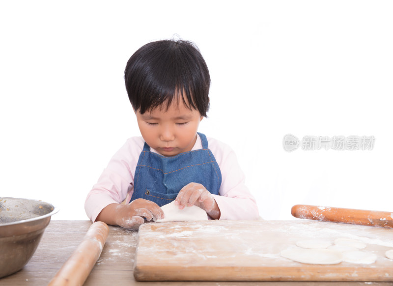 可爱的中国小女孩在学习包饺子